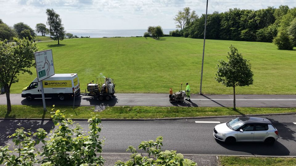 Ved Mosede Fort i Greve har formand Karsten Andersen og vejarbejder Simon Jespersen lavet nye striber og symboler på fire km cykelsti. Foto må frit benyttes ved omtale af nyheden.